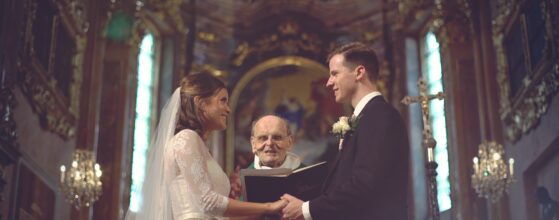 Valentina und Matthias geben sich während der kirchlichen Trauung im prunkvollen Innenraum der Kirche im Schlosspark Mühlbach am Manhartsberg das Ja-Wort.
