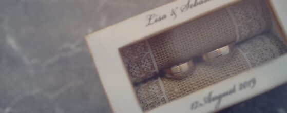 Eheringe von Lisa und Sebastian in einer personalisierten Holz-Ringbox mit Jute und Spitze bei ihrer Burgenland hochzeit film