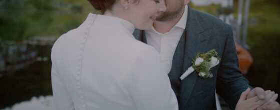 Viktoria lehunyt szemmel öleli Alexandert beim Gut Brunntal in Rohr im Gebirge, während sie eng miteinander tanzen – ein zarter Moment aus ihrem Hochzeitsfilm.