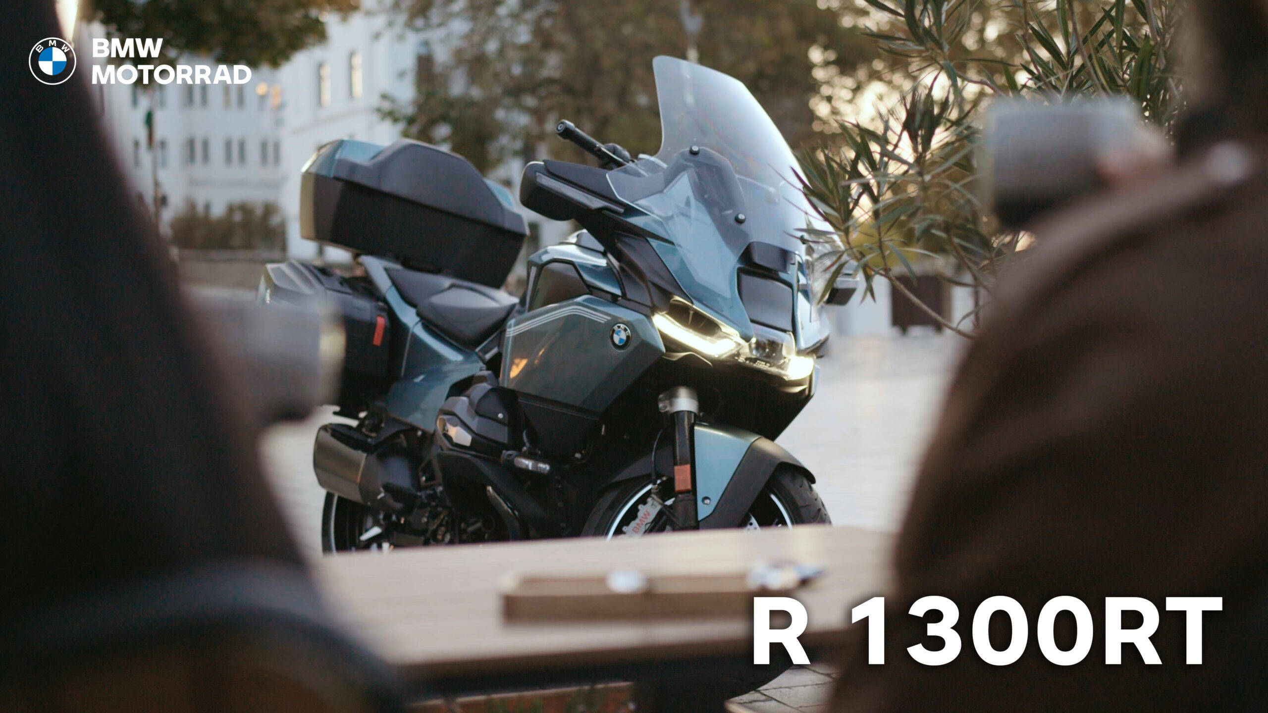 BMW Motorrad R 1300 RT motorbemutató film városi környezetben.