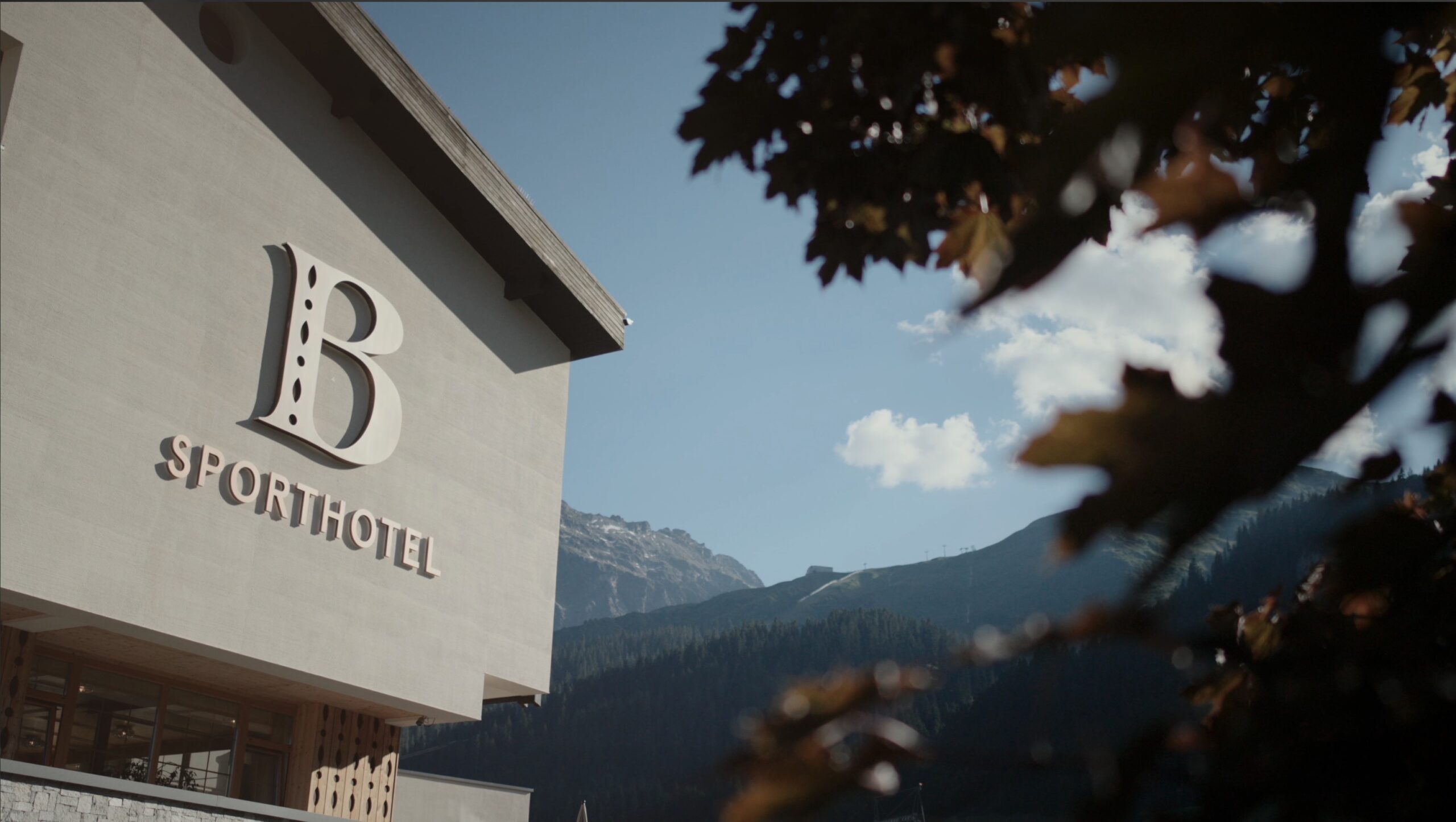 Sommerlicher Tourismusfilm des Sporthotel Bachmann in Vorarlberg