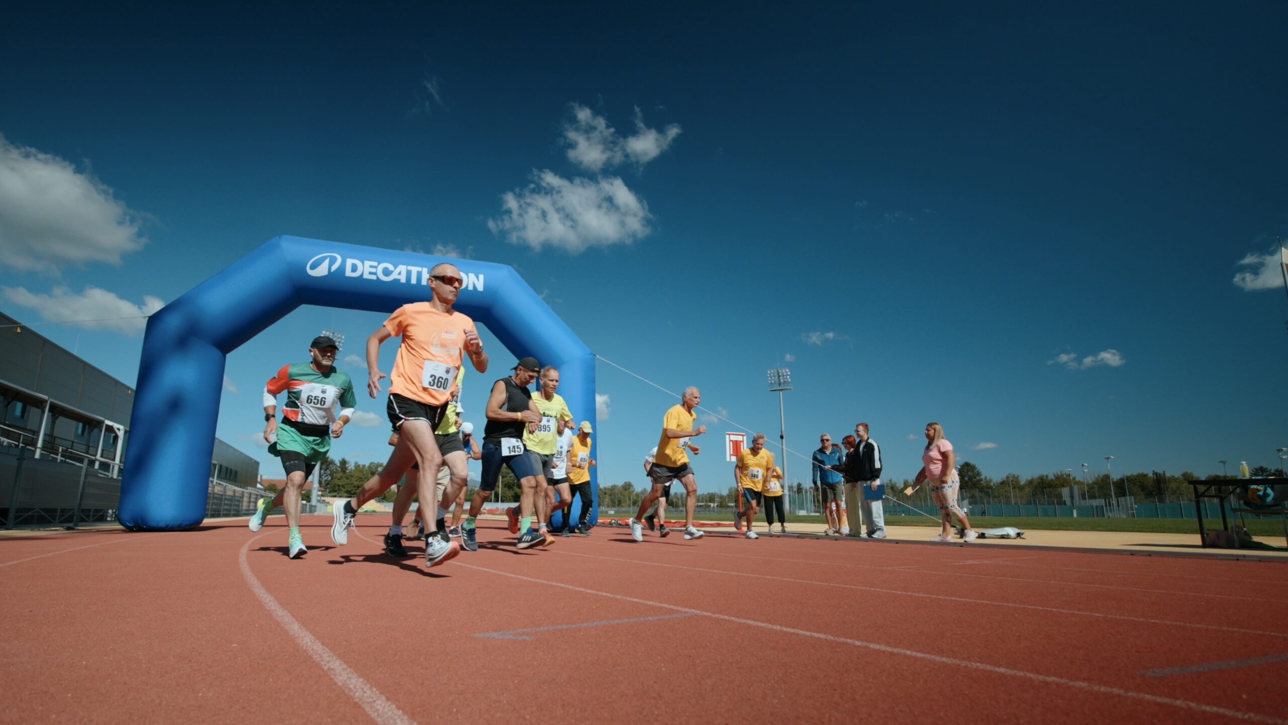 Rejuniva senior sportverseny rendezvényfilm futópályán.