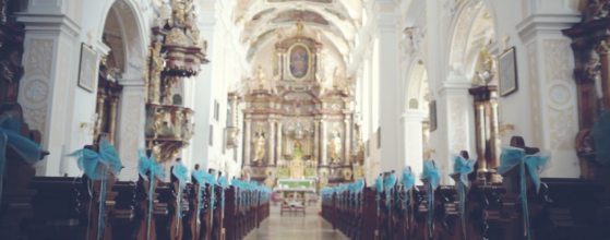 Die wunderschöne Hochzeitskapelle mit türkisen Schleifen bei der Trauung von Stefanie und Christoph im Birkenhof Gols – elegante Kirchenzeremonie in Österreich