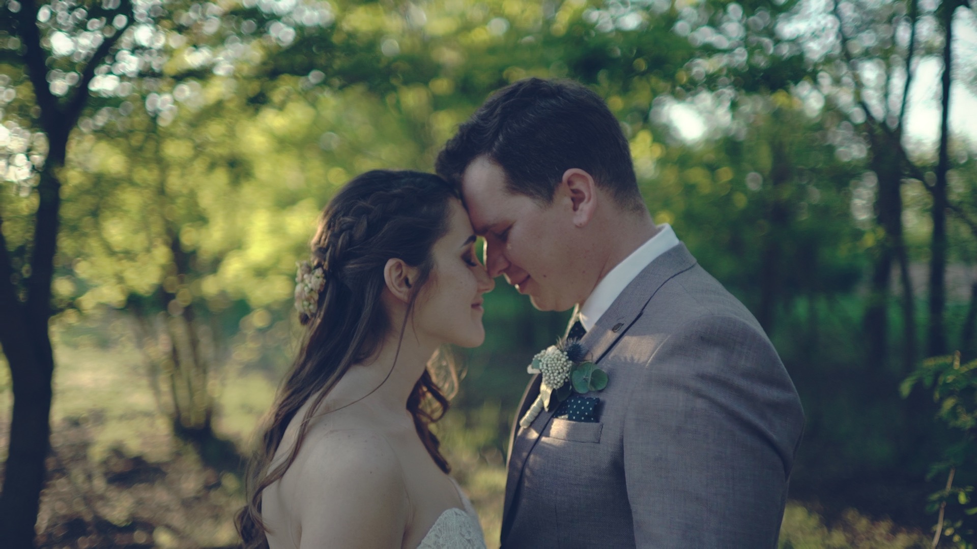 Bianka és Zoltán szorosan egymáshoz bújva állnak a napfényes erdőben a Deák Udvarház közelében Kakucson