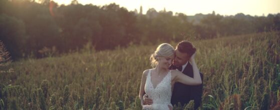 Brautpaar Cornelia und Marco in einem Sonnenuntergangsfeld bei ihrer Hochzeit im Holler Weingut Scheune Styria wedding film
