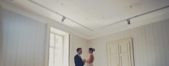 Dalma és Norbi egymással szemben állnak a világos, elegáns szobában a Degenfeld-Schonburg kastélyban, a nagy ablak mellett Degenfeld kastély esküvő