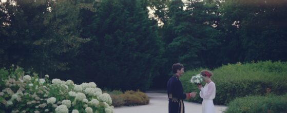 Dalma és Tono a Gödöllői Királyi Kastély kertjében állnak egymással szemben, körülöttük buja zöld növények és fehér hortenzia