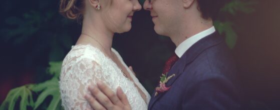 Dóri és Gergő egymás szemébe nézve állnak az Öreg Tölgy Kastélyfogadó kertjében, szorosan egymáshoz bújva