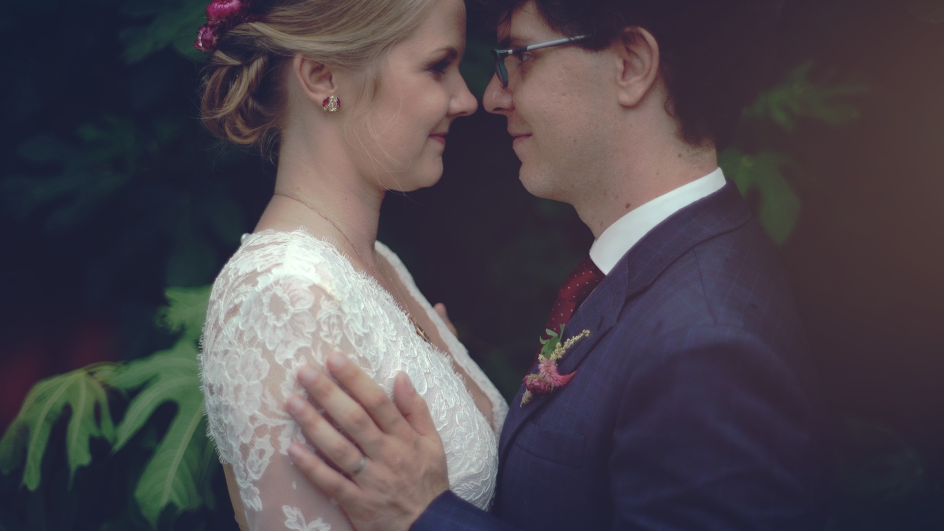 Dóri és Gergő egymás szemébe nézve állnak az Öreg Tölgy Kastélyfogadó kertjében, szorosan egymáshoz bújva