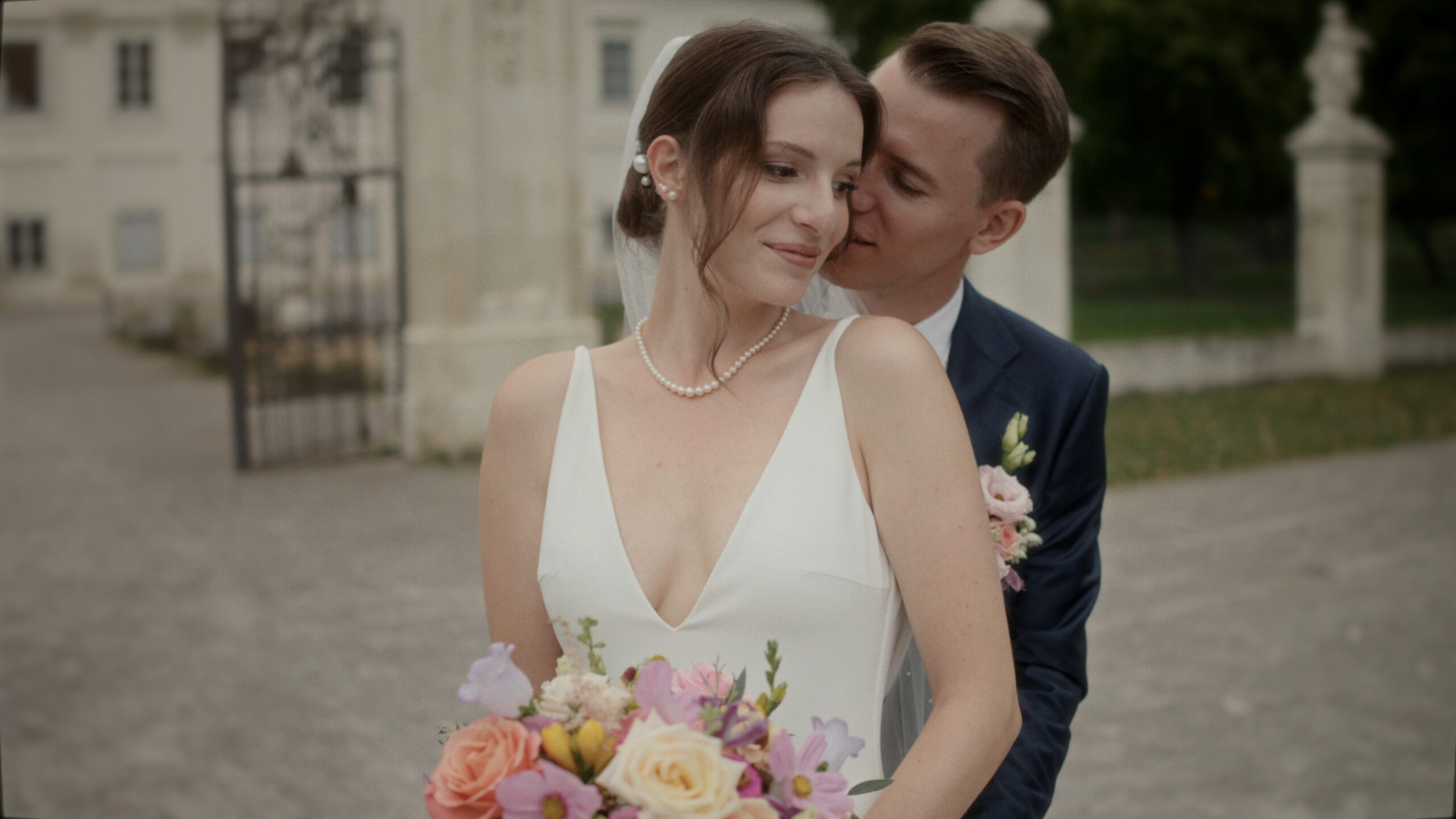 Elena und Maximilian feiern ihre Hochzeit im Schloss Marchegg in Niederösterreich, festgehalten in einem natürlichen, emotionalen Hochzeitsfilm