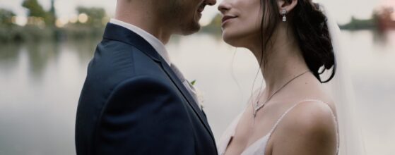 Eszter és Péter szorosan egymáshoz bújva állnak a tóparton a sárvári Park Inn by Radisson mellett – egy meghitt pillanat az esküvői filmből, Eszter Percek Tik-Tok esküvői film Sárvár