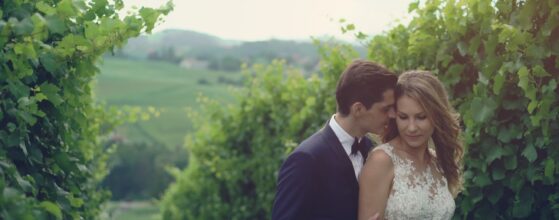 Brautpaar in den Weinreben beim Weingut Holler in Spielfeld, romantischer Moment von Lilly und Tom an ihrem Hochzeitstag, Hochzeitsvideo in der Südsteiermark. Spielfeld hochzeit teaser