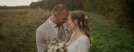 Lisa und Christoph gehen Hand in Hand durch den Hof des LISZT Weinguts bei ihrer eleganten Weinberghochzeit.