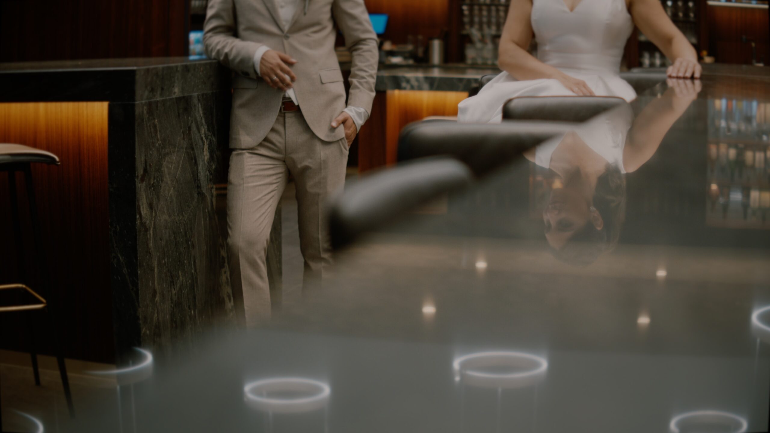 Natalie und Christoph stehen im formalen Garten nahe dem Andaz Am Belvedere während ihrer Luxushochzeit in Wien.