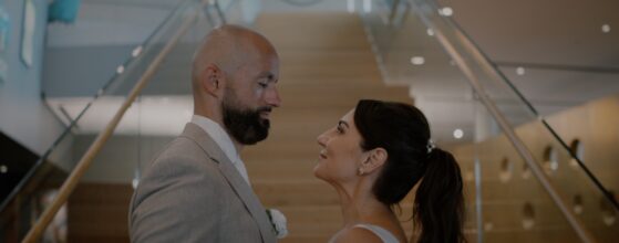 Natalie und Christoph stehen sich auf der Treppe im Andaz Vienna Am Belvedere gegenüber, ruhiger Moment vor der Hochzeitsfeier in Wien.