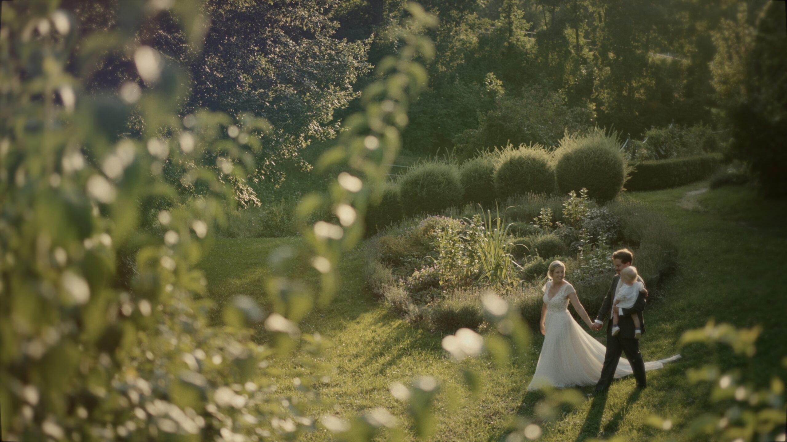 Hochzeitsvideograf filmt Nina und Niklas bei ihrer eleganten Hochzeit im Schloss Obermayerhofen in der Steiermark.