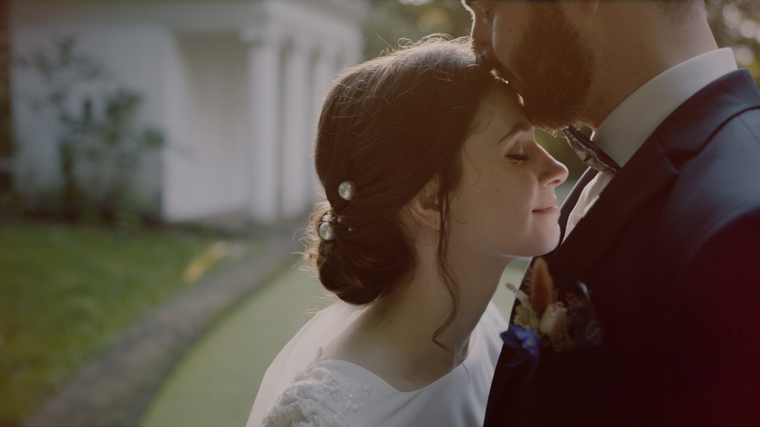 Orsi és Bence egymást ölelve állnak egy vidéki földúton az Öreg Tölgy Fogadó közelében, körülöttük őszi táj.