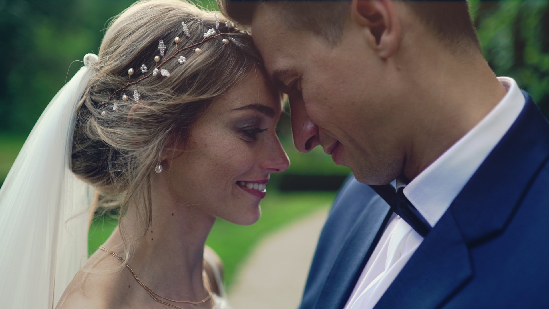 Intimes Portrait des Brautpaares im grünen Schlosspark von Schloss Obermayerhofen, romantischer Hochzeitsfilm in der Steiermark.
