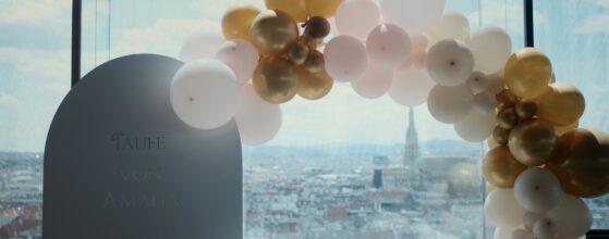 Ballonbogen und Dekoration bei Amalias Taufe im Das LOFT über den Dächern von Wien mit Blick auf den Stephansdom.