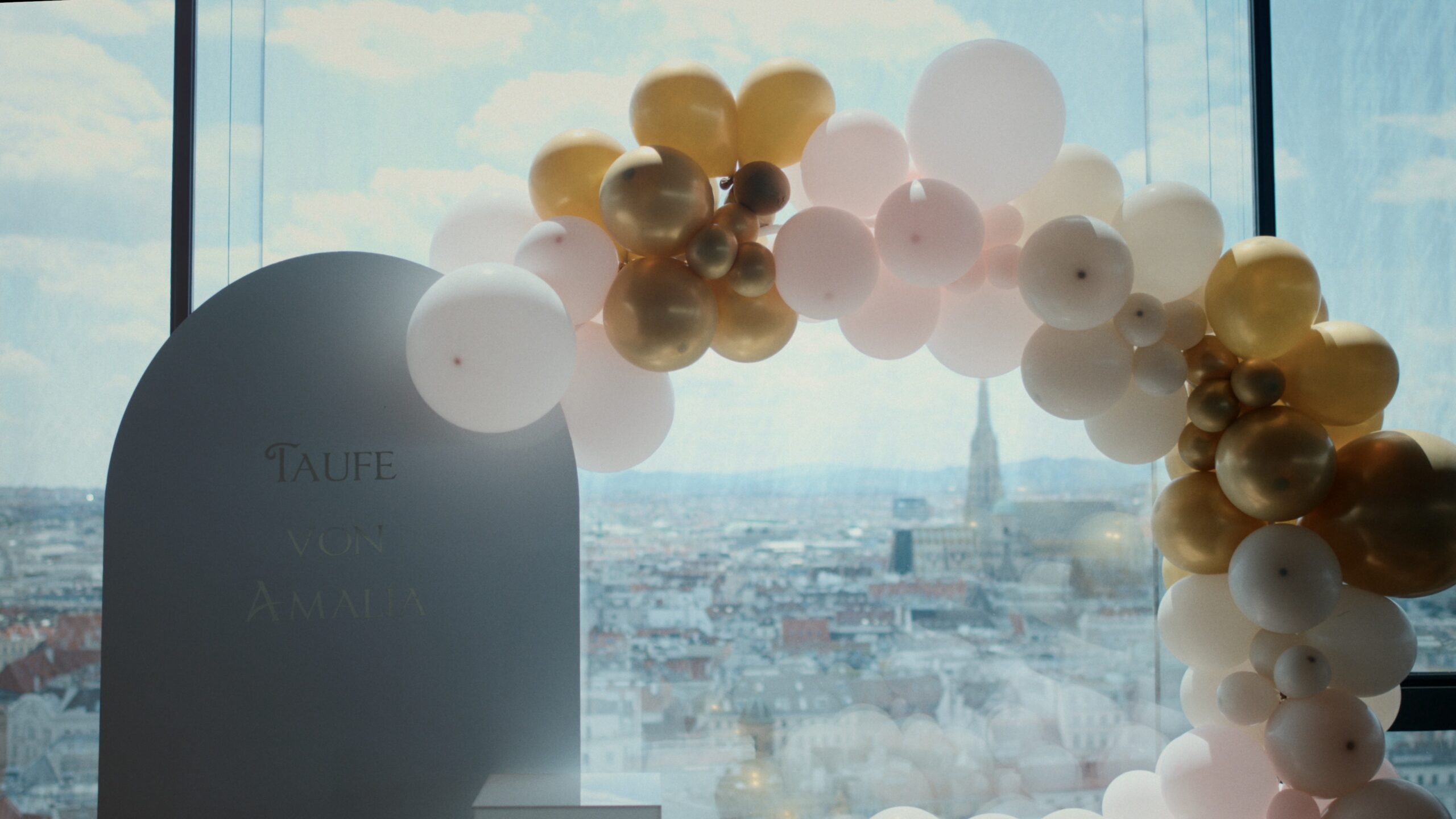 Taufe von Amalia _ film - Griechenkirche zur Heiligen Dreifaltigkeit - Wien - taufe videograf