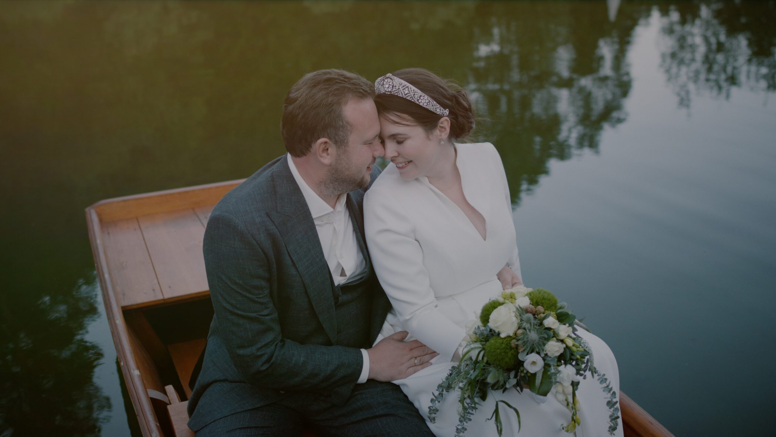 Viktoria und Alexander stehen im Garten von Gut Brunntal, umgeben von Wald in Rohr im Gebirge.