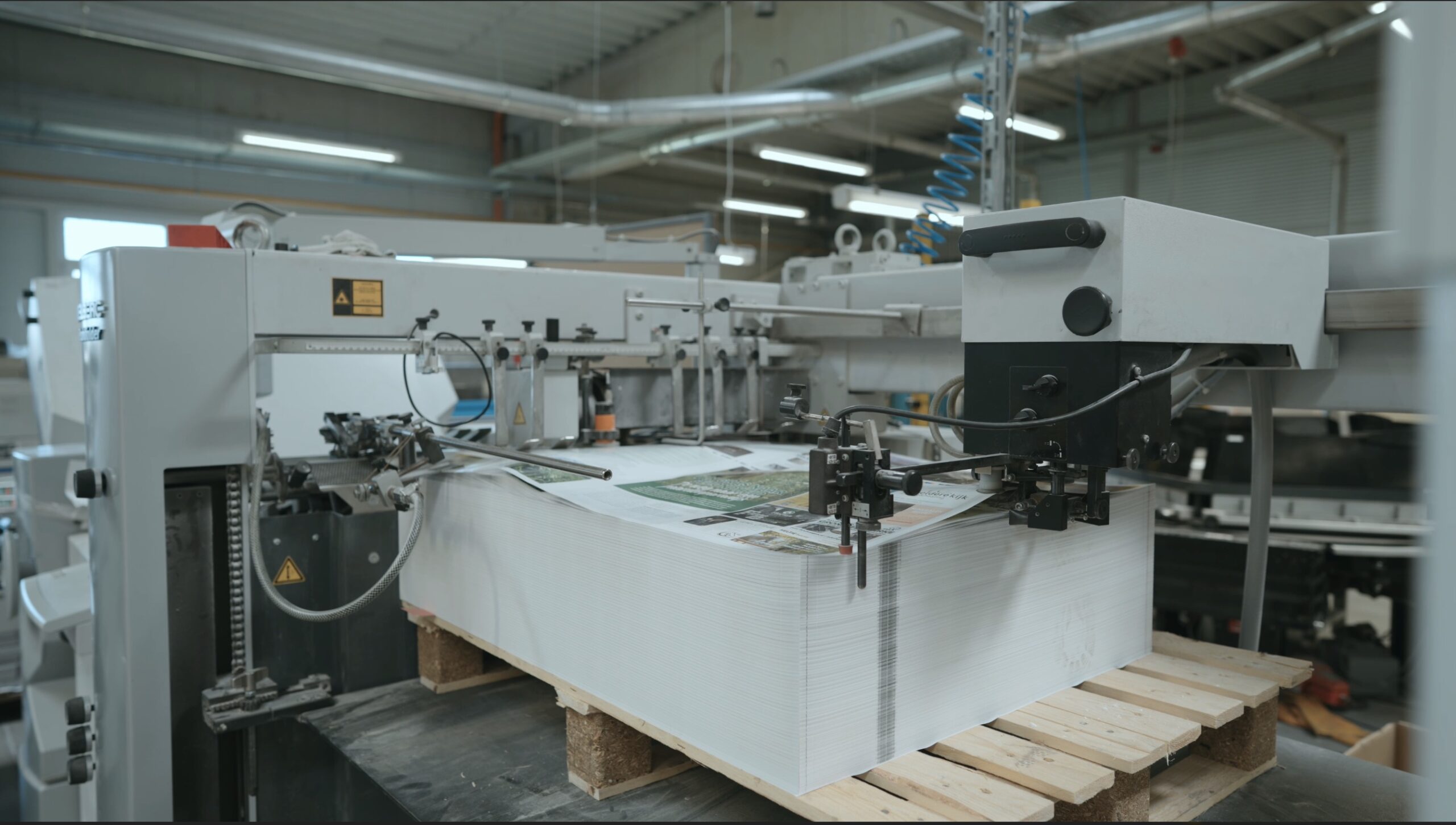 Wireg gépsor bemutató céges image film gyártócsarnokban