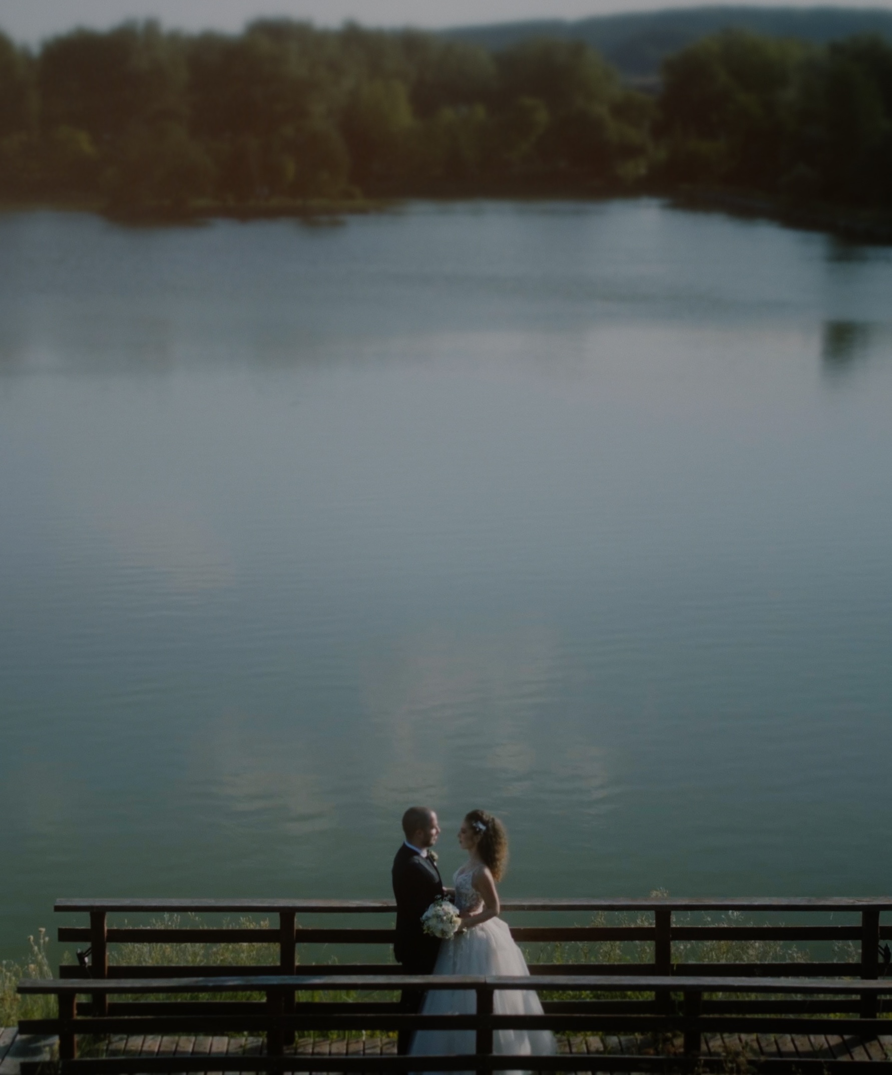 Magyar pár budapesti esküvői videó forgatása naplementében, természetes, filmes hangulattal.