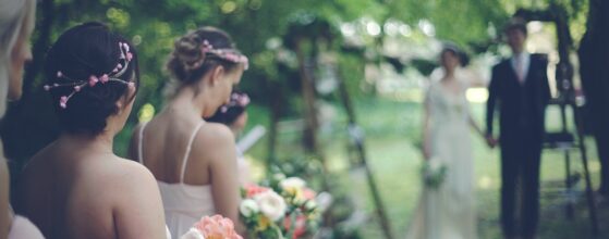 Lilla és bridesmaids néznek le a természetes virágdekorációval díszített esküvői ösvényre Csongrád parkjában a Natural Wedding Dekor által készítve Csongrád esküvői film