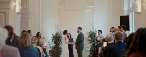 Hochzeitsvideograf Casino Baumgarten Wien wedding highlight – Brautpaar mit Gästen bei eleganter Hochzeitsfeier