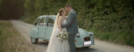 Alt: Katrin und Markus Hochzeitsfilm Gallien Bräu in Pernegg, Niederösterreich – emotionaler Moment im Waldviertel