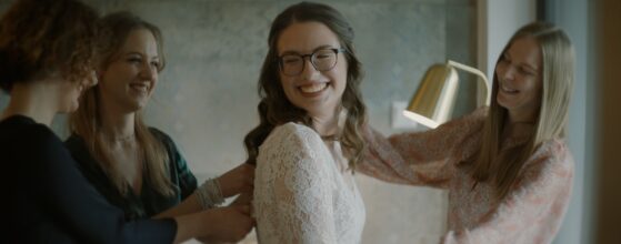 menyasszony készülődés esküvői videó Martonvásár – Orsi + Tomi – Für Elise Restaurant