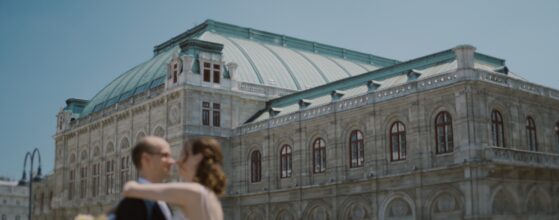 Hochzeitsfoto von Natalie und Lloyd in der Europahaus Orangerie in Wien, elegante, natürliche Hochzeitslocation im Grünen.