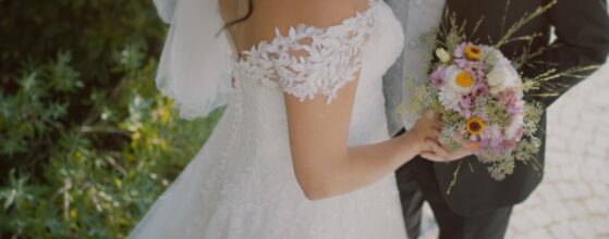 Verena und Sebastian bei ihrer Hochzeit im Schloss Raggendorf